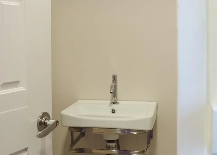 3br In China Town, Rare To Find 2 Mins From Mrt Train