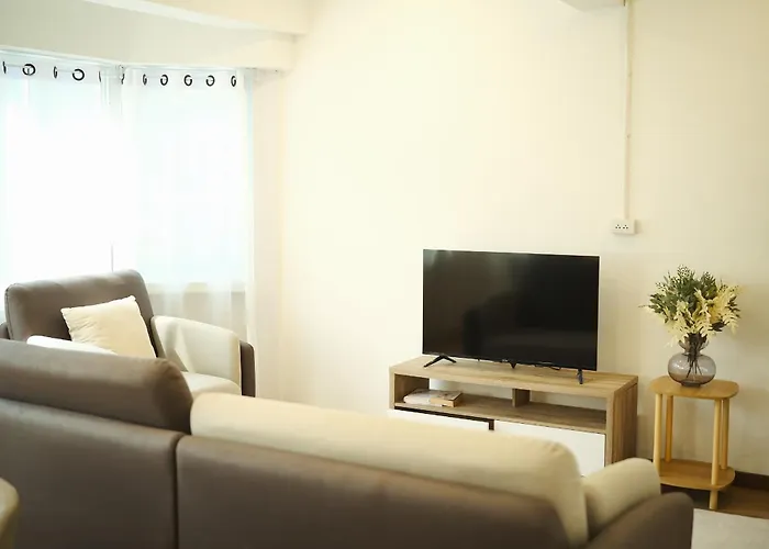 Appartement 3br In China Town, Rare To Find 2 Mins From Mrt Train *